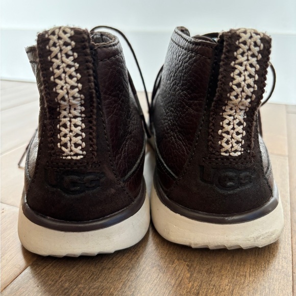 UGGS - Picture 5 of 9